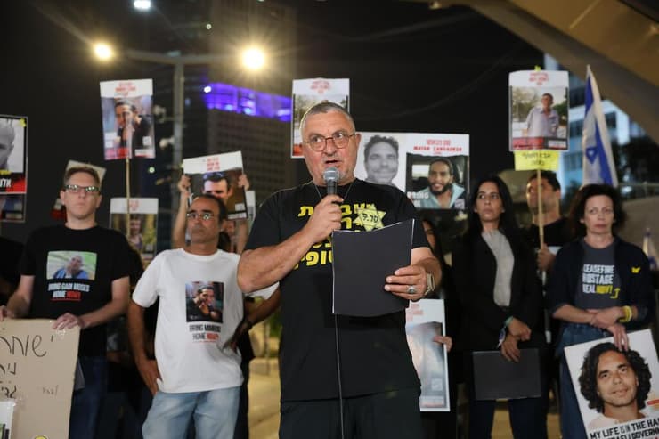 "החטופים לא הדליפו אף מסמך ולא חשודים במעשה ביטחוני אסור". דני אלגרט (צילום: דנה קופל) הצהרת משפחות החטופים בשער בגין שבתל אביב ביום ה-393 למלחמה