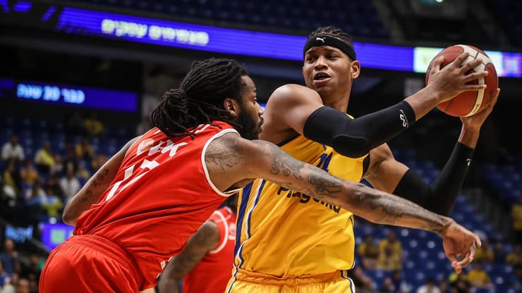 גמר את העונה? ריברו (צילום: עוז מועלם) שחקן מכבי ת"א חסיאל ריברו מול שחקן הפועל באר-שבע אריק גריפין