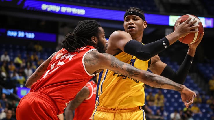 מכה למכבי ת"א. ריברו (צילום: עוז מועלם) שחקן מכבי ת"א חסיאל ריברו מול שחקן הפועל באר-שבע אריק גריפין