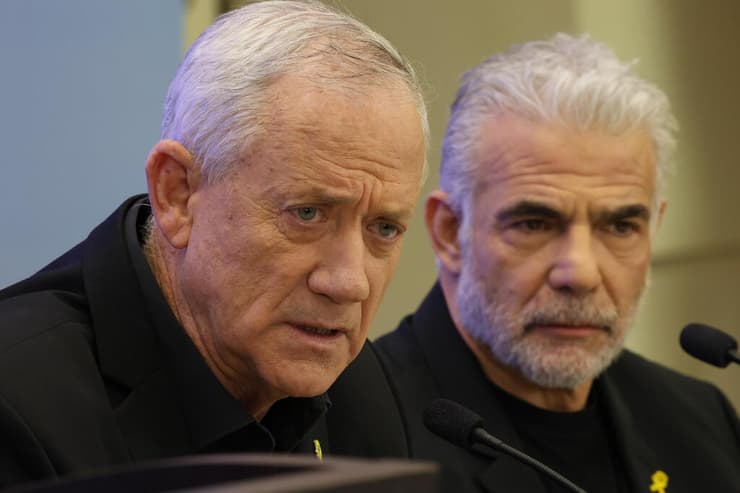 ראש האופוזיציה יאיר לפיד ויו״ר המחנה הממלכתי בני גנץ בהצהרה מיוחדת על רקע ההתפתחויות בפרשה הביטחונית של הדלפת מסמכים מסווגים