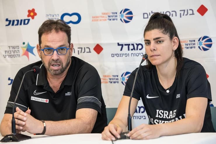 מאמן נבחרת הנשים של ישראל שרון דרוקר עם דניאל רבר