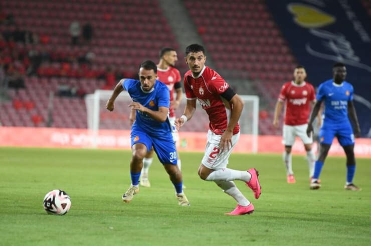 שחקן הפועל באר-שבע גיא מזרחי מול שחקן מ.ס אשדוד רביד אברג'יל