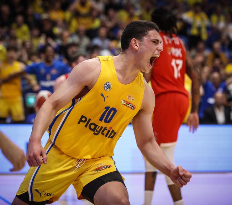 שחקן מכבי ת"א עומר מאייר