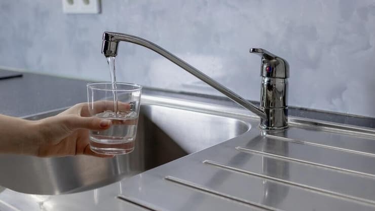 הופסקו בדיקות איכות מי השתייה (צילום: shutterstock) חוסר מגנזיום במי שתייה