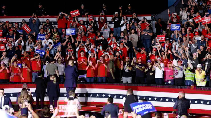 עצרת במישיגן לפני הבחירות (צילום: KAMIL KRZACZYNSKI / AFP) דונלד טראמפ עצרת גרנד רפידס מישיכן ארה"ב בחירות