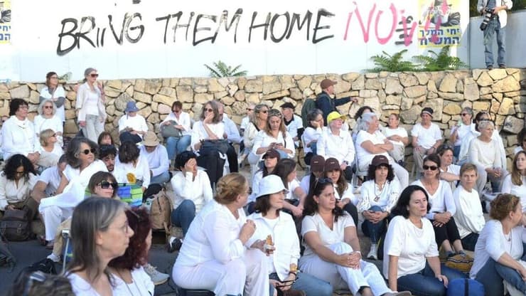 כ-100 נשים ובהן אימהות חטופים מפגינות מול משרד ראש הממשלה בנימין נתניהו
