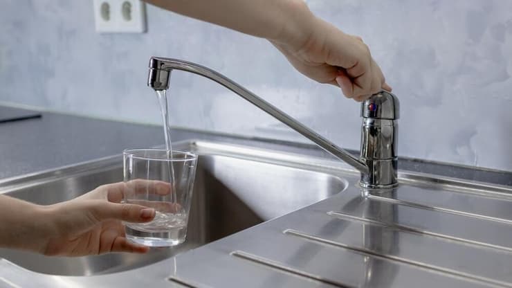 פלורידה ויוטה את הוספת הפלואוריד למים הציבוריים – צעד שמומחים מזהירים מפני השלכותיו (צילום: shutterstock) חוסר מגנזיום במי שתייה