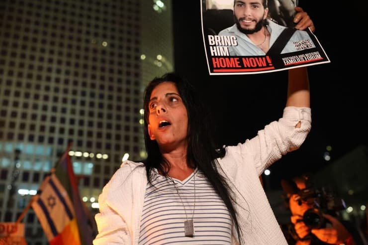 צנגאוקר במחאה נגד פיטורי שר הביטחון יואב גלנט בצומת קפלן (צילום: דנה קופל) מחאה נגד פיטורי שר הביטחון יואב גלנט בצומת קפלן