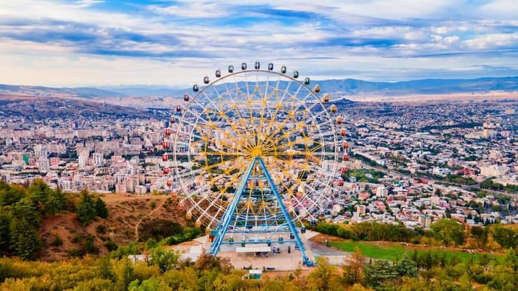 גלגל הענק בפסגת הר מתאצמינדה 