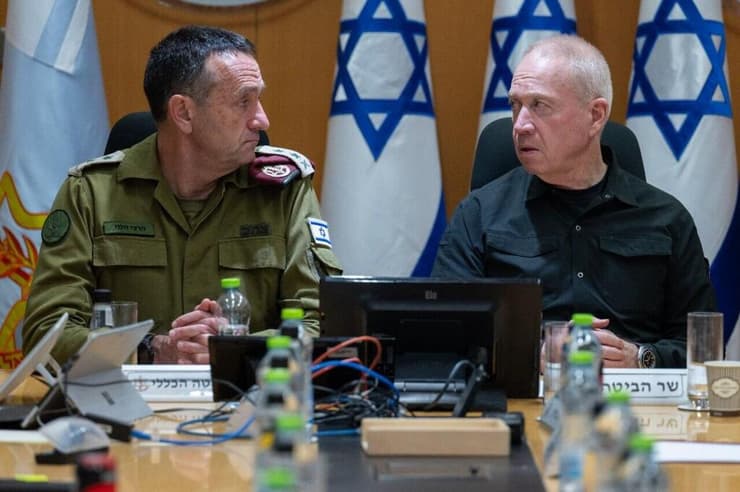גלנט והלוי. את הדלת מראים להם לא כי נכשלו, אלא אחרי שהחלו להצליח (צילום: אריאל חרמוני, משרד הביטחון) שר הביטחון יואב גלנט בפגישהעם חברי פורום המטה הכללי של צה״ל, בראשות הרמטכ״ל רב אלוף הרצי הלוי