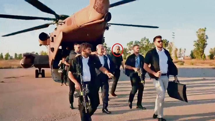 אלי פלדשטיין מאחורי בנימין נתניהו ברדתם מהמסוק (צילום: רועי אברהם, לע"מ) אלי פלדשטיין מאחורי בנימין נתניהו ברדתם מהמסוק