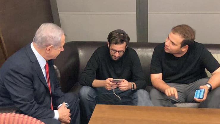 יונתן אוריך (במרכז) עם טופז לוק וראש הממשלה נתניהו (צילום: רשת X) טופז לוק (מימין) ויונתן אוריך עם ראש הממשלה בנימין נתניהו