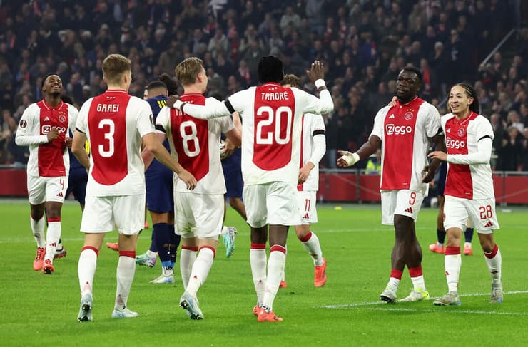 שחקני איאקס חוגגים בעונה האחרונה (צילום: REUTERS/Yves Herman) יחזקאל