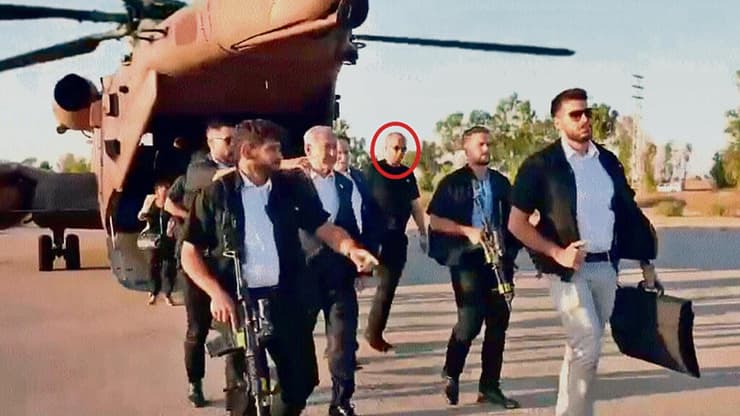 פלדשטיין צועד לצד נתניהו כחלק מפמלייתו. שינוי הגרסאות בלשכה מול התפתחות הפרשות