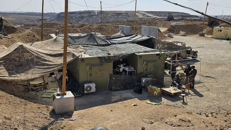 כוחות צה"ל בציר נצרים. השהייה שם גובה מחיר כבד (צילום: יואב זיתון) ציר נצרים