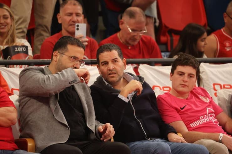 אדמונד ומואיז ספרא לצד עופר ינאי 