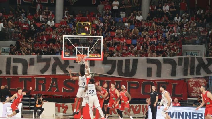 ההתנגדות הכי גדולה שמקבל ינאי מגיעה מהקהל שלו. אוהדי הפועל ת"א (צילום: מוטי קמחי) אוהדי הפועל ת"א