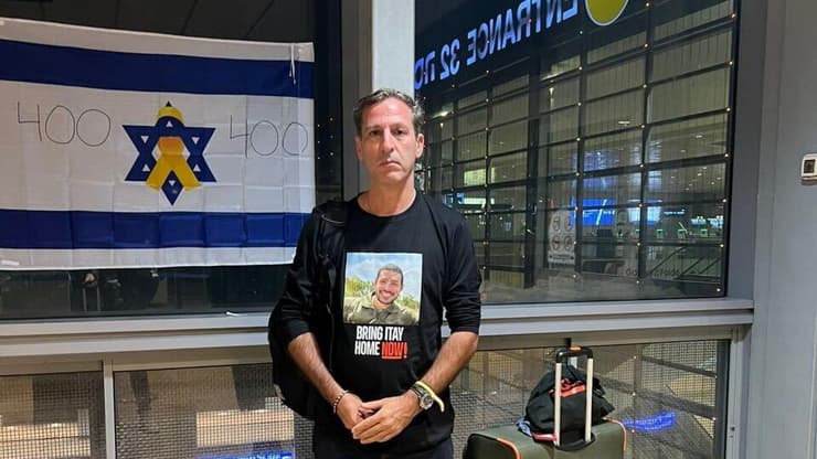 רובי חן תלה את דגל ישראל עם סמל החטופים והמספר 400 בכניסה לנתב״ג