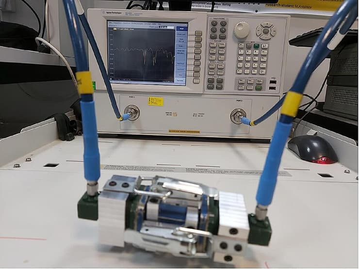 המכשיר שבו חוקרי אוניברסיטת אריאל השתמשו לטובת אפיון ואבחנה בין סוגי היהלומים (צילום: באדיבות אוניברסיטת אריאל) המכשיר שבו חוקרי אוניברסיטת אריאל השתמשו לטובת אפיון ואבחנה בין סוגי היהלומים