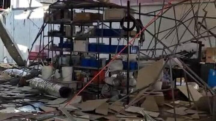 הרס רב אחרי נפילת טיל בקריית שמונה (צילום: עמרי סבר) נפילה בקריית שמונה