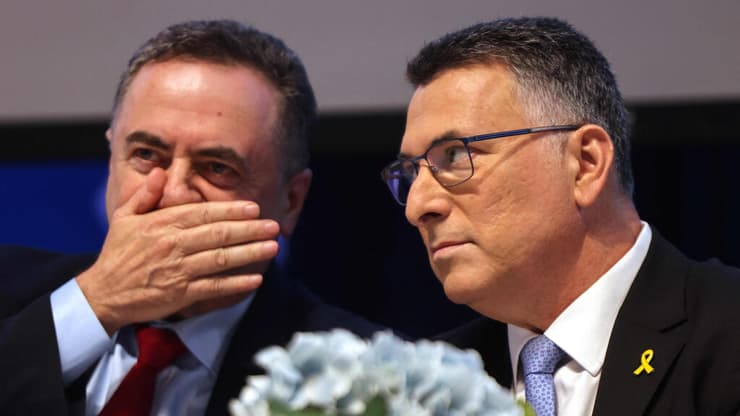 סער: "בוגד ואפס"; כ"ץ: "חתרן שינסה לתקוע סכין בגב של נתניהו" (צילום: Menahem KAHANA / AFP) גדעון סער וישראל כץ