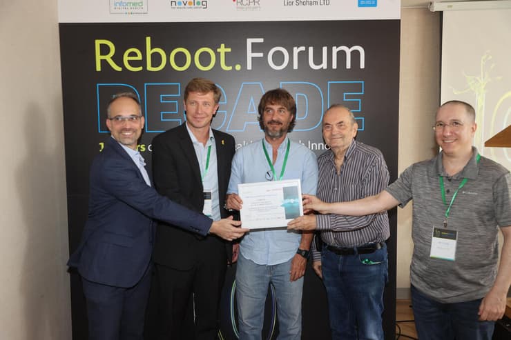 מימין לשמאל: אורן רייס, עורך הבריאות בווינט ד"ר יצחק ברלוביץ', יו"ר פורום ריבוט ד"ר עודד שור וד"ר פליקס בנינגר - Insight Axis, היזמים הזוכים פרופ' רן בליצר המנהל המדעי של פורום ריבוט