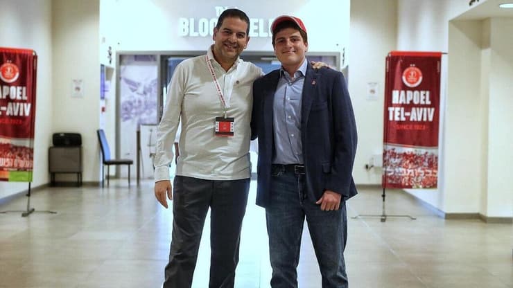 ישקיע הרבה באקדמיית נוער איכותית. ספרא לצד בנו מואיז (צילום: הפועל ת"א) משפחת ספרא אדמונד ספרא מואיז ספרא