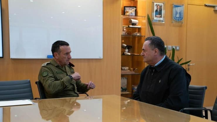 שר הביטחון כ"ץ והרמטכ"ל הלוי (צילום: אריאל חרמוני, משרד הביטחון ) שר הביטחון ישראל כ"ץ בפגישה ראשונה עם הרמטכ"ל הרצי הלוי בפורום המטה הכללי