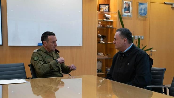 השר כ"ץ והרמטכ"ל הלוי בפורום המטה הכללי (צילום: אריאל חרמוני, משרד הביטחון) שר הביטחון ישראל כ"ץ בפגישה ראשונה עם הרמטכ"ל הרצי הלוי בפורום המטה הכללי