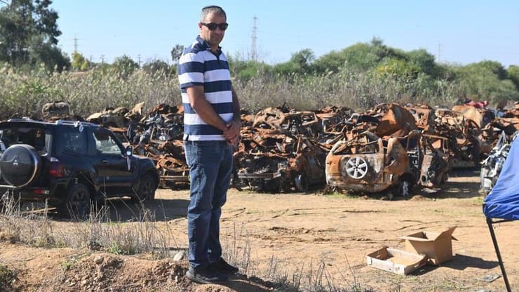 רואי קלימי ברקע המכוניות השרופות מ-7 באוקטובר. "הבנו שמתרחש דבר נורא" (צילום: מהאלבום הפרטי) רואי קלימי, בביקורו בישראל, ברקע המכוניות השרופות מ-7 באוקטובר