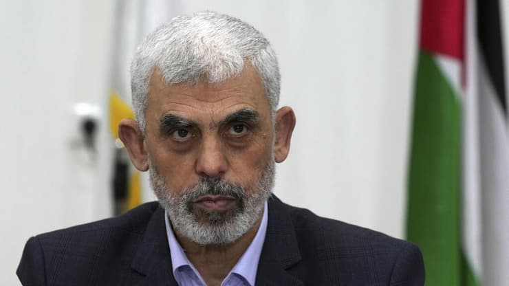 "חיפוש אחר אוהל או שמיכה לחורף מעניין את הפלסטינים יותר ממותו של סינוואר" (צילום: Adel Hana, AP) יחיא סינוואר
