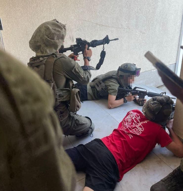 לוחמים מאבטחים את החמ"ל במוצב כיסופים לוחמים מאבטחים את החמ"ל במוצב כיסופים