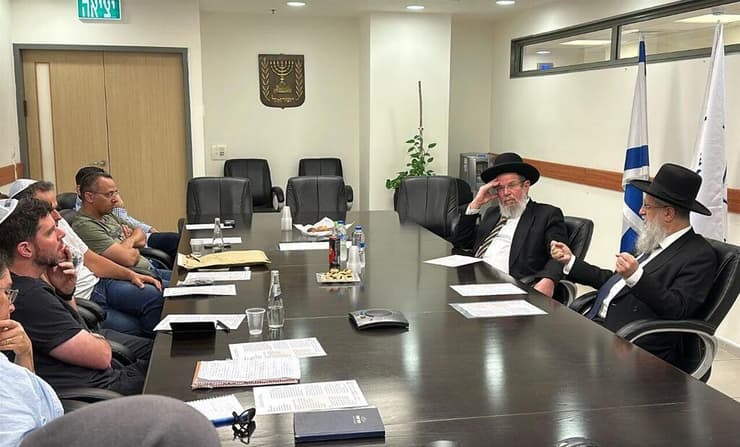פגישת הרבנים הראשיים החדשים עם בני משפחות של חטופים