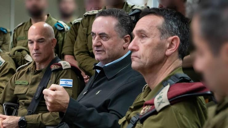 סבב מינויים נוסף של הרמטכ"ל, וראשון של כ"ץ במשרד הביטחון ( צילום: אריאל חרמוני, משרד הביטחון) שר הביטחון ישראל כ"ץ בביקור בפיקוד הצפון ביחד עם הרמטכ"ל רב-אלוף הרצי הלוי ומפקד פיקוד צפון, האלוף אורי גורדין