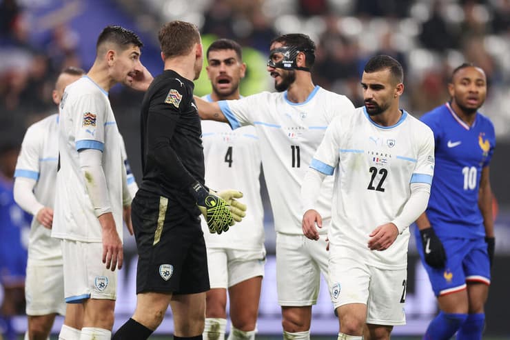 הנאים השכנים? שחקני הנבחרת (FRANCK FIFE / AFP) שחקני נבחרת ישראל מחמוד ג'אבר, שגיב יחזקאל, רז שלמה, עידן נחמיאס, דניאל פרץ