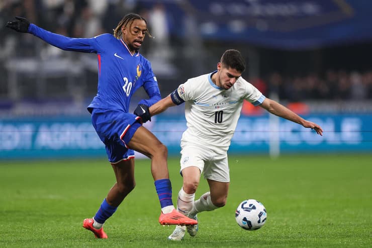 את מי תקבל ישראל מדרג 1? מנור סולומון מול שחקן נבחרת צרפת בראדלי ברקולה (FRANCK FIFE / AFP) שחקן נבחרת ישראל מנור סולומון מול שחקן נבחרת צרפת בראדלי ברקולה