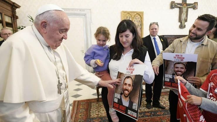 משלחת של משפחות החטופים בוותיקן 