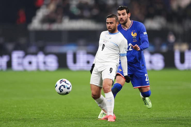 הבין כי במצב הזה אין טעם להגיע מטורקיה בשביל פירורי דקות. דיא סבע (FRANCK FIFE / AFP) שחקן נבחרת ישראל דיא סבע מול שחקן נבחרת צרפת תאו הרננדז