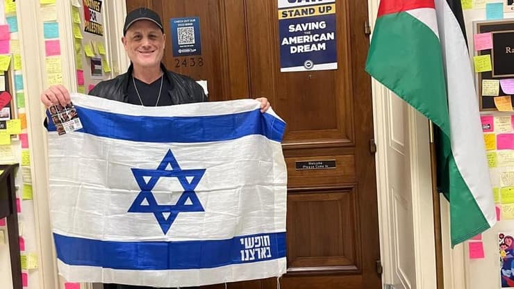 פעילים של ארגון בית"ר ארה"ב מוחים בבניין הקפיטול ( רשתות חברתיות) פעילים של ארגון בית"ר ארה"ב מוחים בבניין הקפיטול על תמיכתן של חברות הקונגרס רשידה טליב ואילהאן עומאר במתקפת החמאס על ישראל