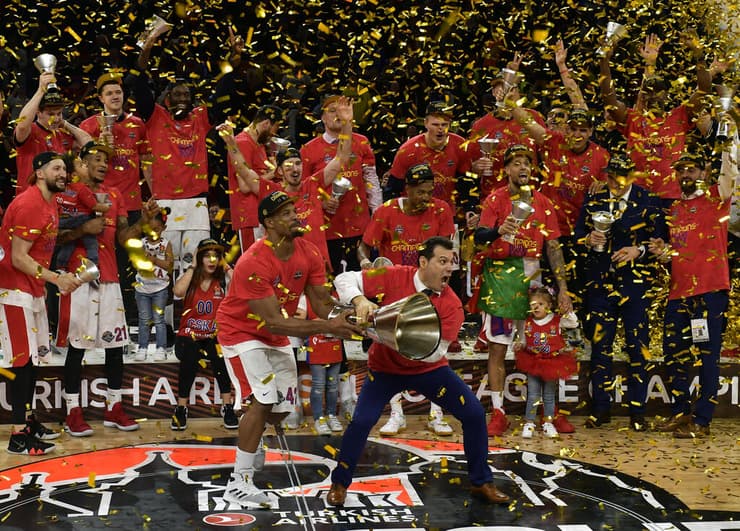 זכה פעמיים ביורוליג. איטודיס חוגג עם צסק"א (AP Photo/Alvaro Barrientos) דימטריוס איטודיס עם גביע היורוליג