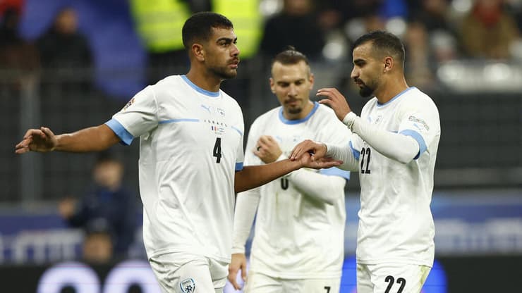 ההגנה היא מקור לדאגה? מחמוד ג'אבר עם שלמה וגולדברג (REUTERS/Christian Hartmann) שחקן נבחרת ישראל רז שלמה עם מחמוד ג'אבר, שון גולדברג