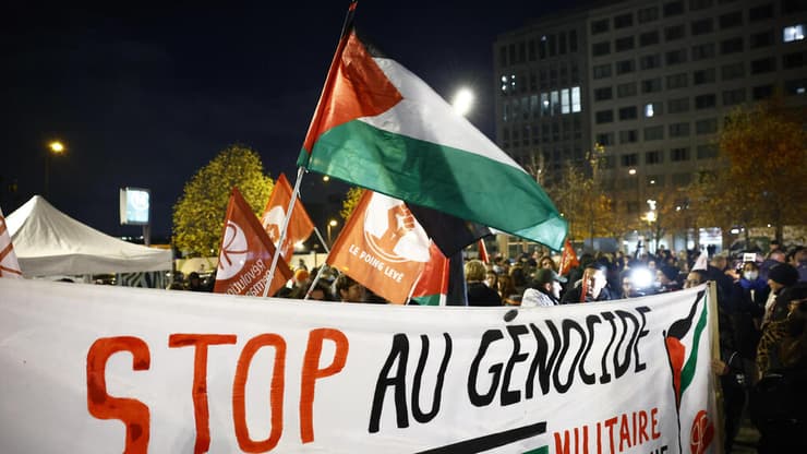 הפגנות פרו-פלסטיניות בצרפת (צילום: REUTERS/Stephane Mahe) הפגנה ליד האצטדיון