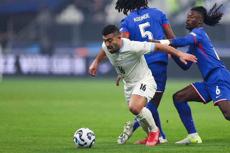 שחקן נבחרת ישראל מוחמד אבו פאני מול שחקן נבחרת צרפת אדוארדו קמאבינגה