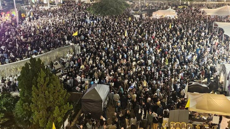 העצרת בכיכר החטופים בשבת (צילום: מטה משפחות החטופים) עצרת כיכר החטופים