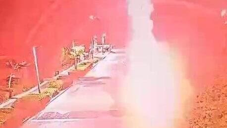 מתוך תיעוד שיגור הנורים לעבר בית נתניהו בקיסריה תיעוד פצצות התאורה ששוגרו לעבר בית ראש הממשלה וגרמו לשריפה