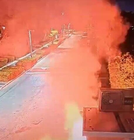 תיעוד פצצות התאורה ששוגרו לעבר בית ראש הממשלה וגרמו לשריפה