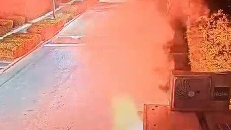 תיעוד פצצות התאורה ששוגרו לעבר בית ראש הממשלה וגרמו לשריפה