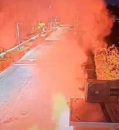 מתוך תיעוד ירי הזיקוקים תיעוד פצצות התאורה ששוגרו לעבר בית ראש הממשלה וגרמו לשריפה