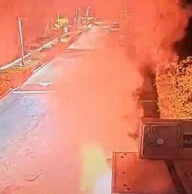 אחד החוקרים טען: "הנקודה שממנה ירו לא נבחרה באקראי" תיעוד פצצות התאורה ששוגרו לעבר בית ראש הממשלה וגרמו לשריפה