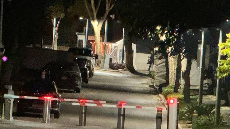 סריקות משטרה סביב בית רה"מ  אחר חשוד בהשלכת פצצת תאורה לעבר ביתו בקיסריה